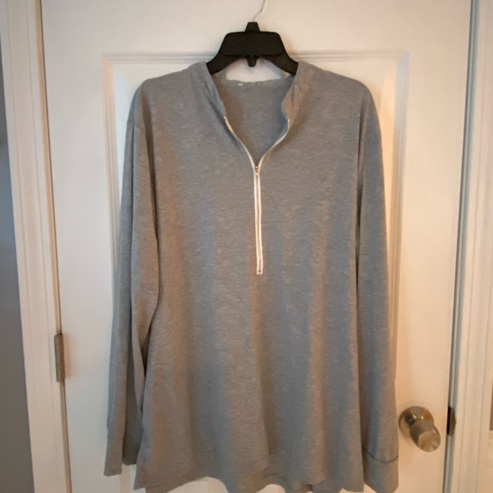 Don’t know brand but its a size 5XL would say more like a 2X. Cotton & comfy